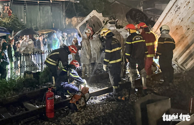 1 dead after train slams into tractor-trailer in Hanoi- Ảnh 2.