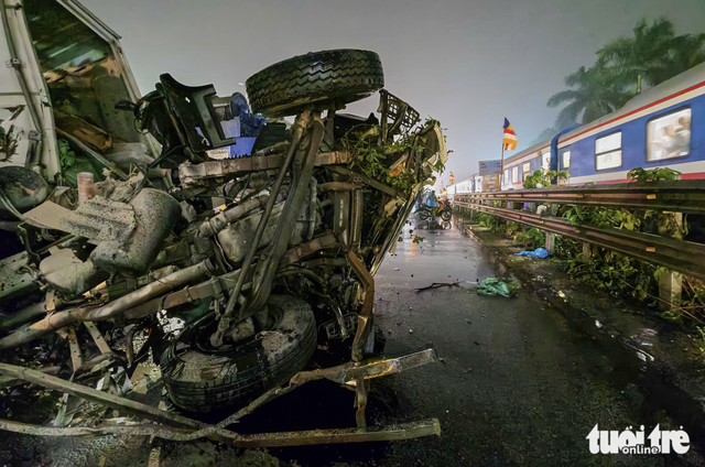 1 dead after train slams into tractor-trailer in Hanoi- Ảnh 3.