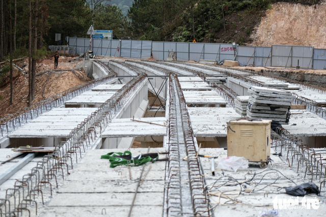 Viaduct nears completion at major landslide site on Mimosa Pass in Vietnam’s Lam Dong - Ảnh 1.