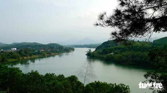 Litter mars beauty of Vietnam’s scenic Vong Canh Hill after Tet visits- Ảnh 1.