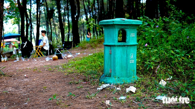Litter mars beauty of Vietnam’s scenic Vong Canh Hill after Tet visits- Ảnh 3.