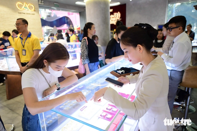 Vietnamese brave rain to buy gold on God of Wealth Day- Ảnh 3.