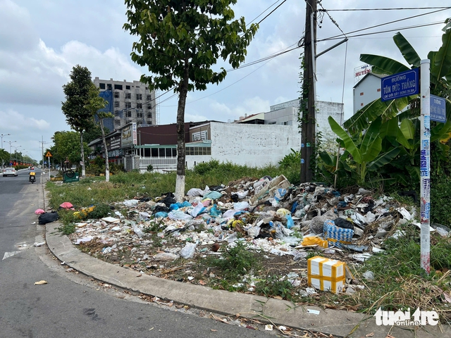 Illegal dumping continues to plague coastal reclamation site in Vietnam’s An Giang - Ảnh 1. Illegal dumping continues to plague coastal reclamation site in Vietnam’s An Giang - Ảnh 1.