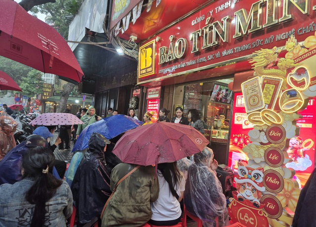 Vietnamese brave rain to buy gold on God of Wealth Day- Ảnh 4.