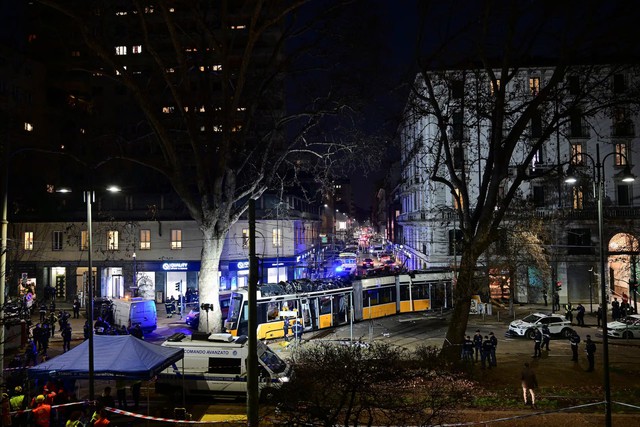 Tram derails in central Milan leaving two dead, 40 injured - Ảnh 3. Tram derails in central Milan leaving two dead, 40 injured - Ảnh 3.