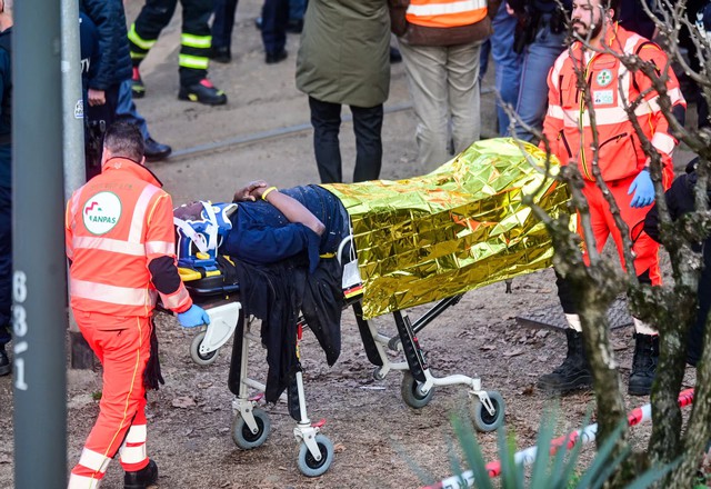 Tram derails in central Milan leaving two dead, 40 injured - Ảnh 5. Tram derails in central Milan leaving two dead, 40 injured - Ảnh 5.