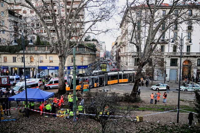 Tram derails in central Milan leaving two dead, 40 injured - Ảnh 2. Tram derails in central Milan leaving two dead, 40 injured - Ảnh 2.