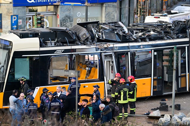Tram derails in central Milan leaving two dead, 40 injured - Ảnh 1. Tram derails in central Milan leaving two dead, 40 injured - Ảnh 1.