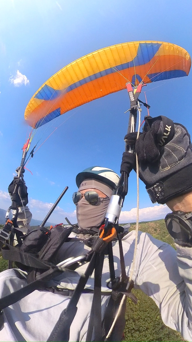 Vietnamese paragliders take to the skies to relieve stress, test limits- Ảnh 3.