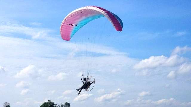 Vietnamese paragliders take to the skies to relieve stress, test limits- Ảnh 1.
