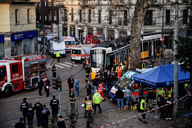 Tram derails in central Milan leaving two dead, 40 injured - Ảnh 4. Tram derails in central Milan leaving two dead, 40 injured - Ảnh 4.