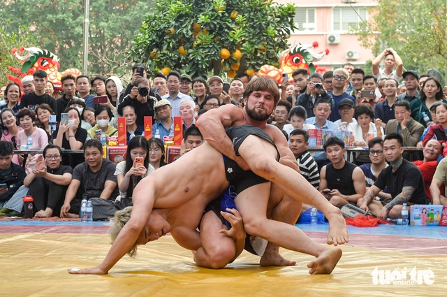 Belarusian wrestler draws crowds at Hanoi village festival wrestling event- Ảnh 1.