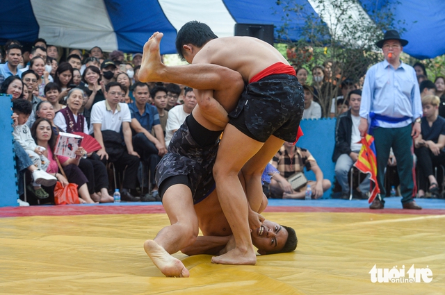 Belarusian wrestler draws crowds at Hanoi village festival wrestling event- Ảnh 6.
