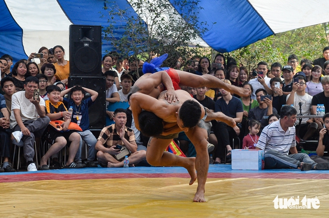 Belarusian wrestler draws crowds at Hanoi village festival wrestling event- Ảnh 4.