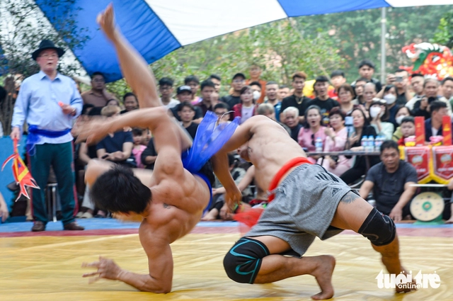 Belarusian wrestler draws crowds at Hanoi village festival wrestling event- Ảnh 7.
