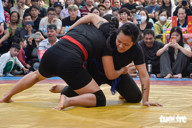 Belarusian wrestler draws crowds at Hanoi village festival wrestling event- Ảnh 5.