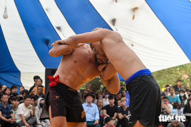 Belarusian wrestler draws crowds at Hanoi village festival wrestling event- Ảnh 3.