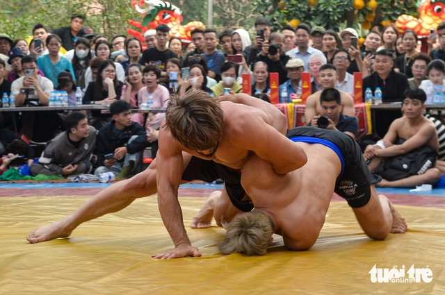 Belarusian wrestler draws crowds at Hanoi village festival wrestling event- Ảnh 2.