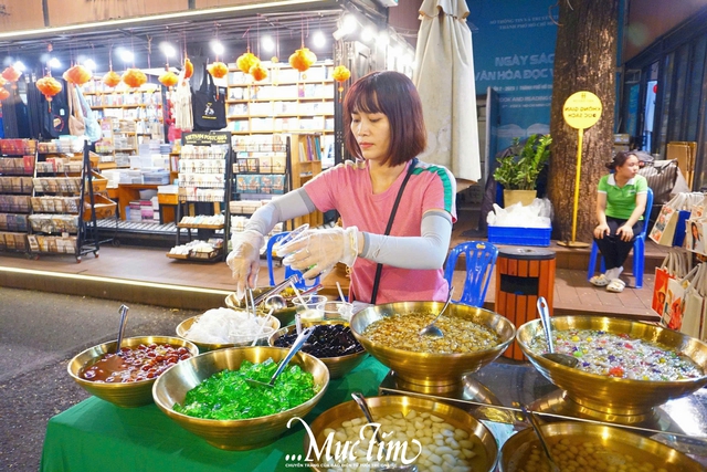 Đường sách TP.HCM sôi động về đêm với 'Bách nghệ khai xuân'- Ảnh 5. Đường sách TP.HCM sôi động về đêm với 'Bách nghệ khai xuân'- Ảnh 5.