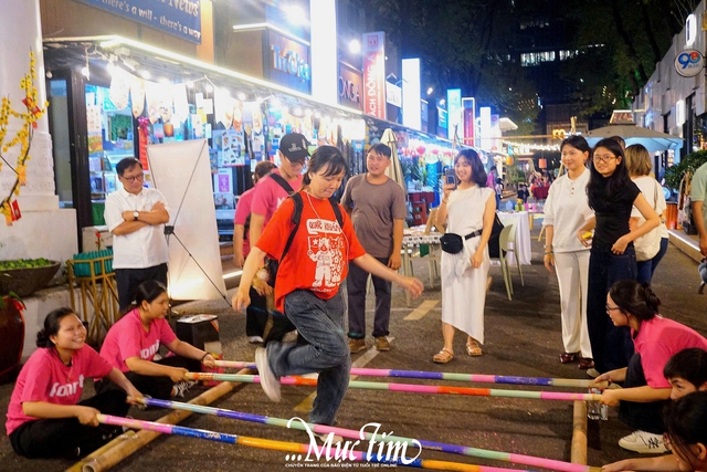 Đường sách TP.HCM sôi động về đêm với 'Bách nghệ khai xuân'- Ảnh 6. Đường sách TP.HCM sôi động về đêm với 'Bách nghệ khai xuân'- Ảnh 6.