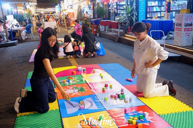 Đường sách TP.HCM sôi động về đêm với 'Bách nghệ khai xuân'- Ảnh 7. Đường sách TP.HCM sôi động về đêm với 'Bách nghệ khai xuân'- Ảnh 7.