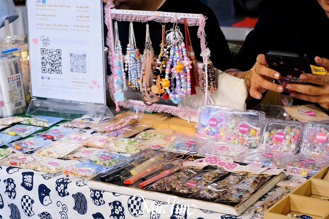 Đường sách TP.HCM sôi động về đêm với 'Bách nghệ khai xuân'- Ảnh 8. Đường sách TP.HCM sôi động về đêm với 'Bách nghệ khai xuân'- Ảnh 8.