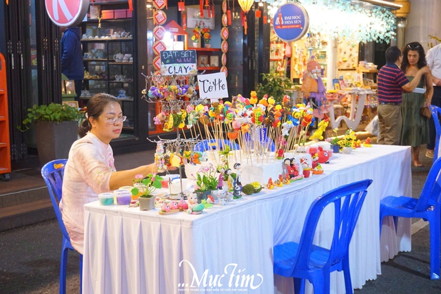 Đường sách TP.HCM sôi động về đêm với 'Bách nghệ khai xuân'- Ảnh 10. Đường sách TP.HCM sôi động về đêm với 'Bách nghệ khai xuân'- Ảnh 10.