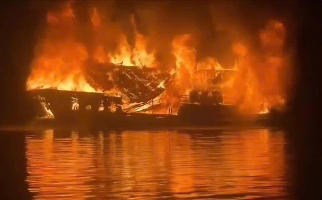 All 41 safely evacuated as tourist boat catches fire in Ha Long Bay - Ảnh 1.