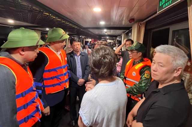 All 41 safely evacuated as tourist boat catches fire in Ha Long Bay - Ảnh 2.