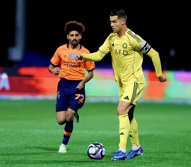 Ronaldo hỏng phạt đền trong ngày Al Nassr lên đỉnh bảng Saudi Pro League- Ảnh 1.