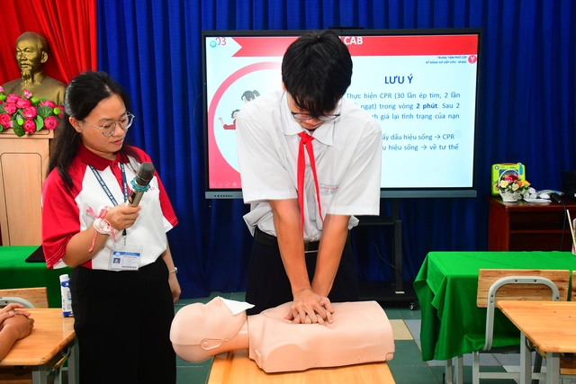 Trao tặng tủ thuốc y tế học đường cho Trường THCS Lương Thế Vinh - Ảnh 4. Trao tặng tủ thuốc y tế học đường cho Trường THCS Lương Thế Vinh - Ảnh 3.