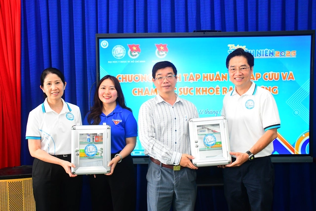 Trao tặng tủ thuốc y tế học đường cho Trường THCS Lương Thế Vinh - Ảnh 1. Trao tặng tủ thuốc y tế học đường cho Trường THCS Lương Thế Vinh - Ảnh 1.