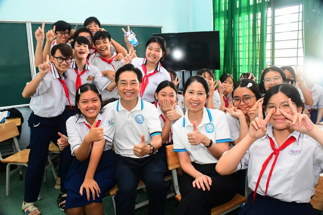 Trao tặng tủ thuốc y tế học đường cho Trường THCS Lương Thế Vinh - Ảnh 5. Trao tặng tủ thuốc y tế học đường cho Trường THCS Lương Thế Vinh - Ảnh 4.