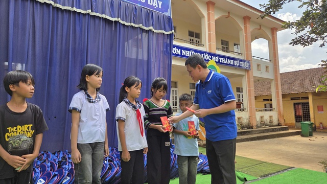 Quỹ Giáo dục Thiện Tâm trao tặng hai 'Tủ sách hiếu học' cho học sinh xã Bù Gia Mập- Ảnh 1.