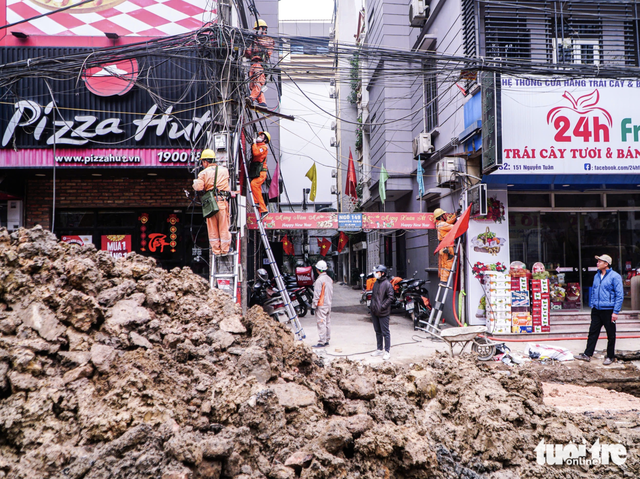 Hanoi residents cry foul as street expansion drags on, stirring dust, disruption ahead of Tet - Ảnh 3.
