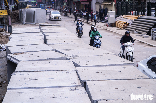 Hanoi residents cry foul as street expansion drags on, stirring dust, disruption ahead of Tet - Ảnh 7.