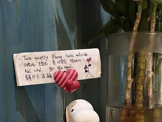 In Ho Chi Minh City, cafés use time limits, bare restrooms to manage customers - Ảnh 3. In Ho Chi Minh City, cafés use time limits, bare restrooms to manage customers - Ảnh 3.