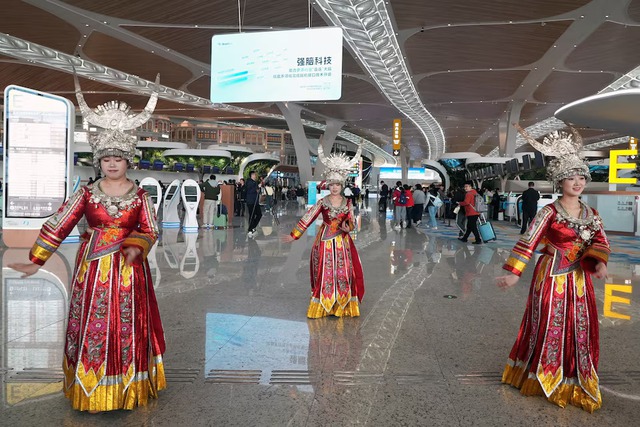China's Lunar New Year travel rush kicks off ahead of an extra-long holiday - Ảnh 1. China's Lunar New Year travel rush kicks off ahead of an extra-long holiday - Ảnh 1.