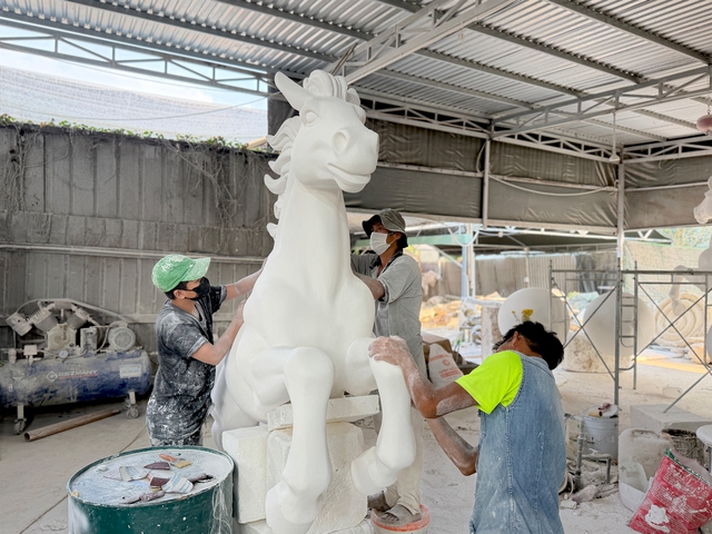 Bí mật hậu trường Linh vật Bính Ngọ trước giờ lên phố- Ảnh 1. Bí mật hậu trường Linh vật Bính Ngọ trước giờ lên phố- Ảnh 1.