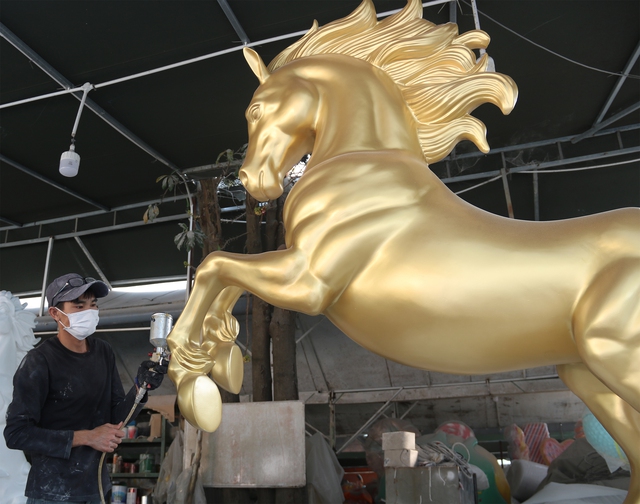 Bí mật hậu trường Linh vật Bính Ngọ trước giờ lên phố- Ảnh 7. Bí mật hậu trường Linh vật Bính Ngọ trước giờ lên phố- Ảnh 7.