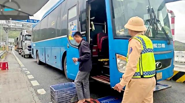 Sleeper bus driver, owner fined over $2,000 for carrying excess passengers in south-central Vietnam - Ảnh 1. Police fines sleeper bus driver, owner over $2,000 for carrying excess passengers in south-central Vietnam - Ảnh 1.