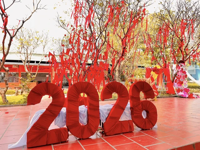 Ngắm không gian check-in Tết ngập tràn sắc đỏ ở các trường đại học- Ảnh 2.