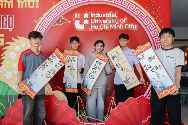 Ngắm không gian check-in Tết ngập tràn sắc đỏ ở các trường đại học- Ảnh 11.