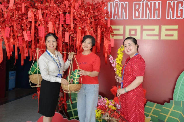 Ngắm không gian check-in Tết ngập tràn sắc đỏ ở các trường đại học- Ảnh 8.