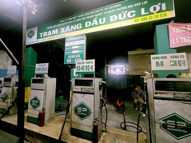 Ho Chi Minh City police dismantle large fake RON A95 gasoline ring - Ảnh 1.