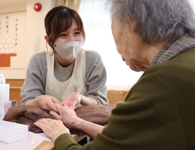 "Care beauty" for seniors spreading in Japan- Ảnh 1.