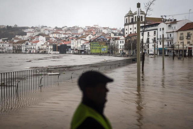 1 dead in Portugal as storm forces thousands to evacuate in Spain- Ảnh 1.