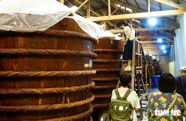 International tourists snap up Phu Quoc fish sauce ahead of Tet- Ảnh 1.