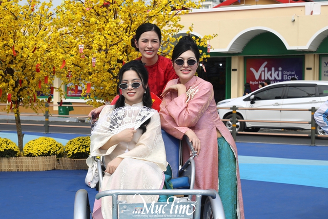 Quảng trường chợ Bến Thành mở cửa, bạn trẻ nô nức đến check-in- Ảnh 4.