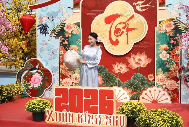 Quảng trường chợ Bến Thành mở cửa, bạn trẻ nô nức đến check-in- Ảnh 5.